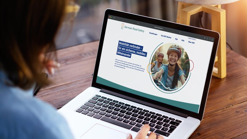 Eine Frau schaut sich die German Road Safety Kids-Webseite auf einem Laptop an.