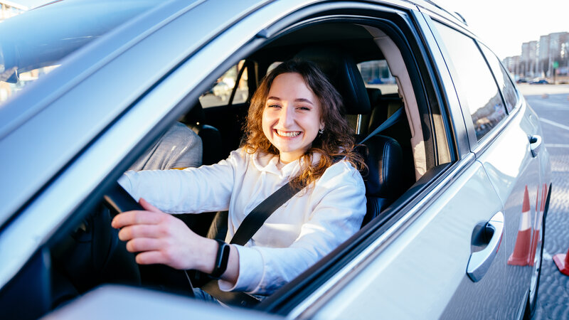 Junge Frau lächeln im Auto